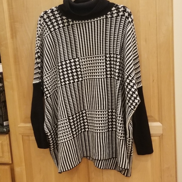JOSEPH A Printed Turtleneck Sweater Black White Size Medium NWT 78$ - Picture 3 of 9